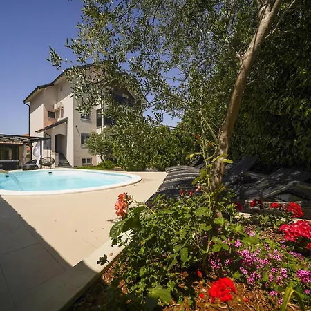 Ksenija Villa *